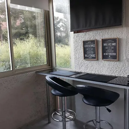 Joli Proche Centre Avec Parking *